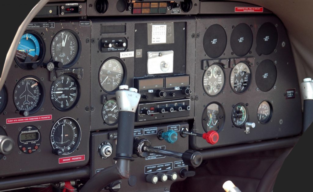 Radiofrecuencia y comunicaciones 8 airplane cockpit Adler Instrumentos